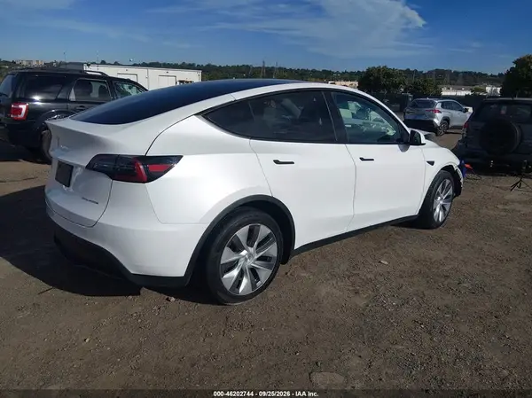 2024 TESLA MODEL Y VIN 7SAYGDEE3RA262202 фото 4