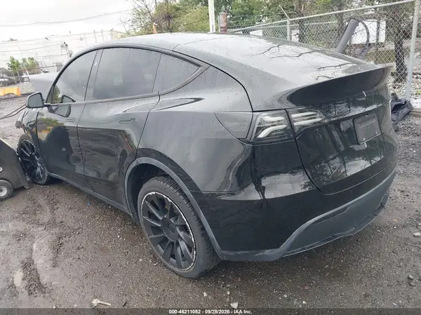 7SAYGDEE5RA218332 — 2024 Tesla Model Y, фото 3 с аукциона IAAI, Передняя часть