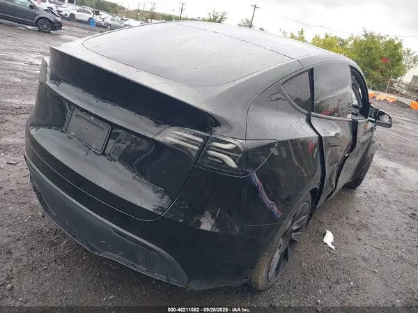 7SAYGDEE5RA218332 — 2024 Tesla Model Y, фото 4 с аукциона IAAI, Передняя часть