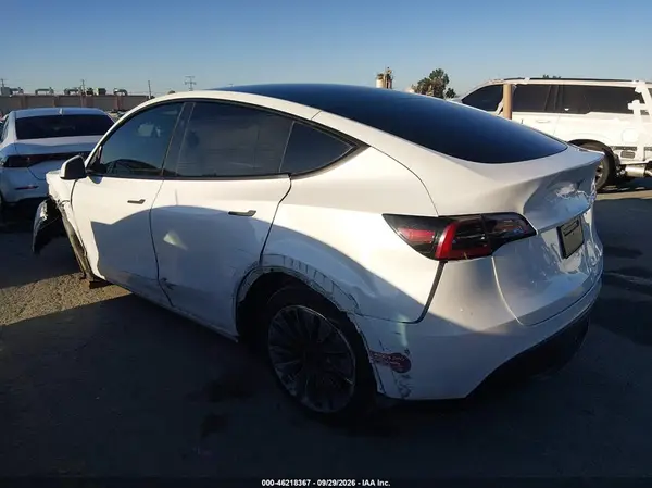 7SAYGDEE0RF085997 — 2024 Tesla Model Y, фото 3 с аукциона IAAI, Левый бок
