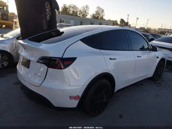7SAYGDEE0RF085997 — 2024 Tesla Model Y, фото 4 с аукциона IAAI, Левый бок