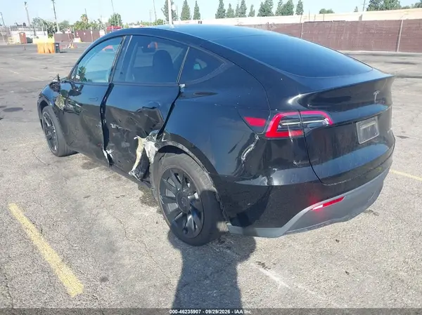 7SAYGDEE4RA218354 — 2024 Tesla Model Y, фото 3 с аукциона IAAI, Левый бок