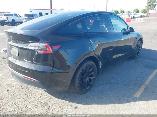 7SAYGDEE4RA218354 — 2024 Tesla Model Y, фото 4 с аукциона IAAI, Левый бок
