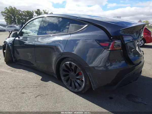 7SAYGDEF7RA328274 — 2024 Tesla Model Y, фото 3 с аукциона IAAI, Передняя и задняя части