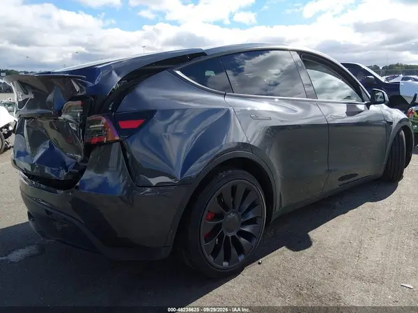 7SAYGDEF7RA328274 — 2024 Tesla Model Y, фото 4 с аукциона IAAI, Передняя и задняя части