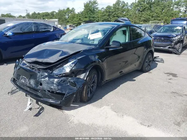 7SAYGDEE7SA364852 — 2025 Tesla Model Y, фото 2 с аукциона IAAI, Передняя часть