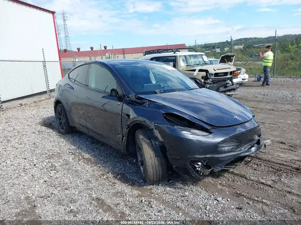 7SAYGDEE2SF284538 — 2025 Tesla Model Y, Передняя и задняя части (Front & Rear), фото до ремонта
