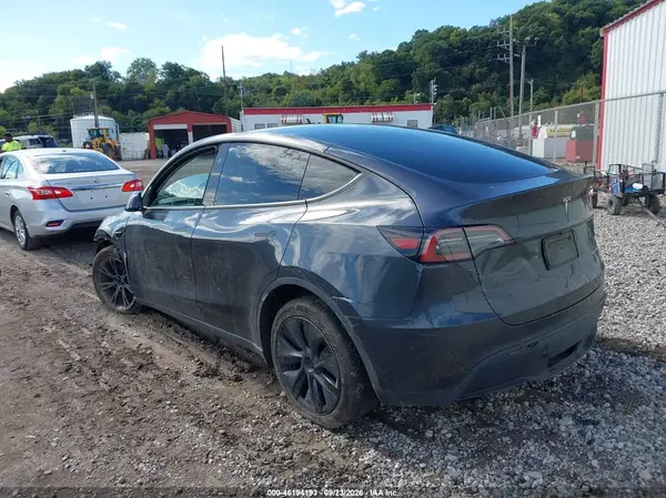 7SAYGDEE2SF284538 — 2025 Tesla Model Y, фото 3 с аукциона IAAI, Передняя и задняя части