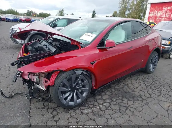 7SAYGAEE0TF703289 — 2026 Tesla Model Y, фото 2 с аукциона IAAI, Передняя часть