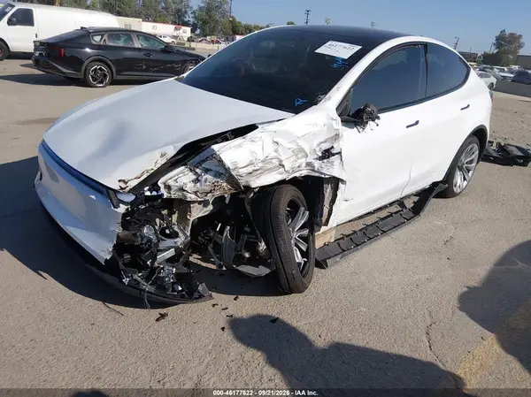 7SAYGDEE4TF325463 — 2026 Tesla Model Y, фото 2 с аукциона IAAI, Передняя часть слева