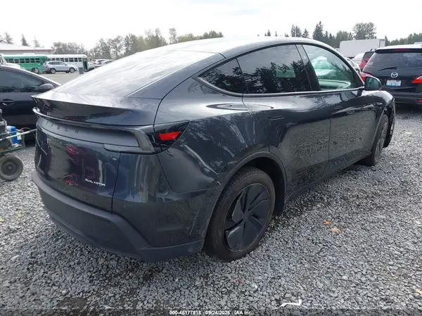 7SAYGDEE0TF566632 — 2026 Tesla Model Y, фото 4 с аукциона IAAI, Правый бок