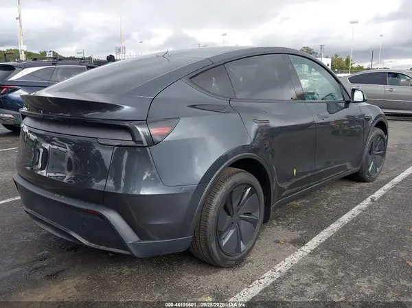 7SAYGDEEXTA763675 — 2026 Tesla Model Y, фото 4 с аукциона IAAI, Подтопление
