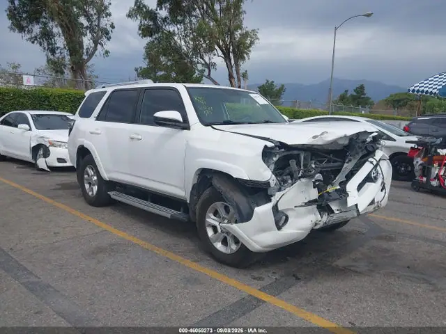 JTEZU5JR0F5102010 — 2015 Toyota 4RUNNER SR5, Передняя часть (Front End), фото до ремонта