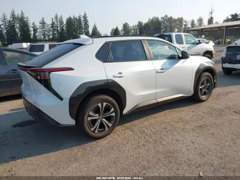 2025 Toyota BZ4X XLE VIN JTMAAAAA4SA073948 фото 4