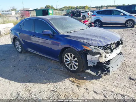 4T1B11HK8JU551350 — 2018 Toyota Camry L/LE/XLE/SE/XSE, Передняя часть (Front), фото до ремонта