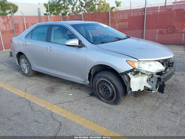 4T4BF1FK1ER364483 — 2014 Toyota Camry LE, Передняя часть (Front & Rear), фото до ремонта