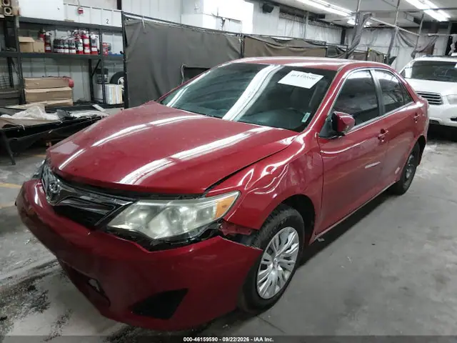 4T4BF1FK2ER396410 — 2014 Toyota Camry LE, фото 2 с аукциона IAAI 13.10.2026, Передняя часть справа