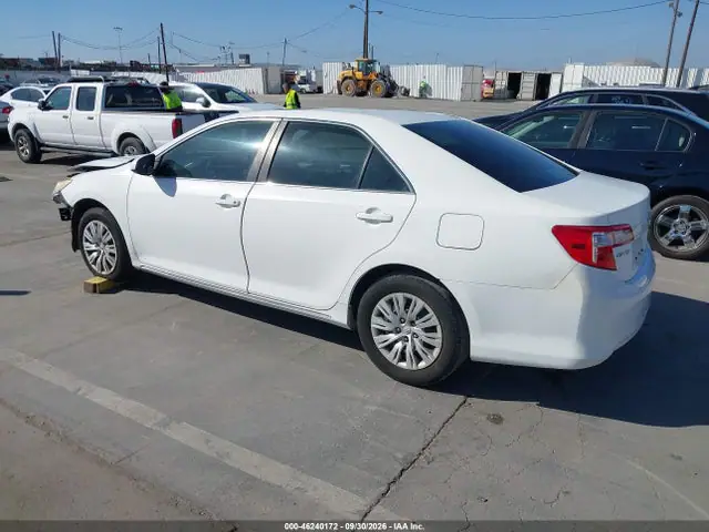 4T1BF1FK9EU735352 — 2014 Toyota Camry LE, фото 3 с аукциона IAAI 14.10.2026, Передняя часть