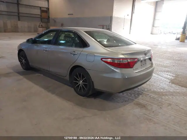 4T1BF1FK9FU012750 — 2015 Toyota Camry LE, фото 3 с аукциона IAAI 29.09.2026, Передняя часть