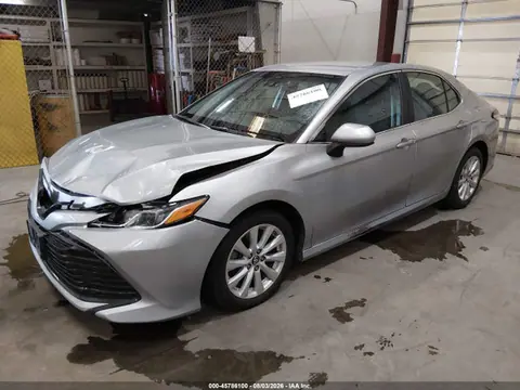2018 Toyota CAMRY LE VIN 4T1B11HK9JU520589 фото 2