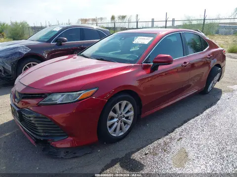 2018 Toyota CAMRY LE VIN 4T1B11HK5JU593152 фото 2