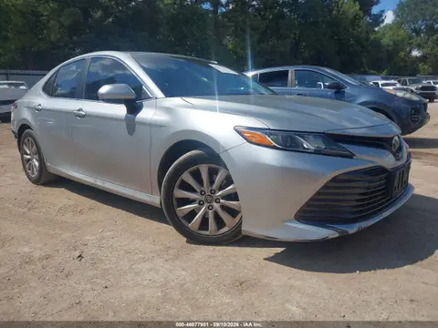 4T1B11HK2JU100365 — 2018 Toyota Camry LE, Задняя часть (Rear), фото до ремонта