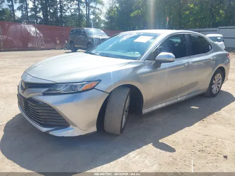 2018 Toyota CAMRY LE VIN 4T1B11HK2JU100365 фото 2