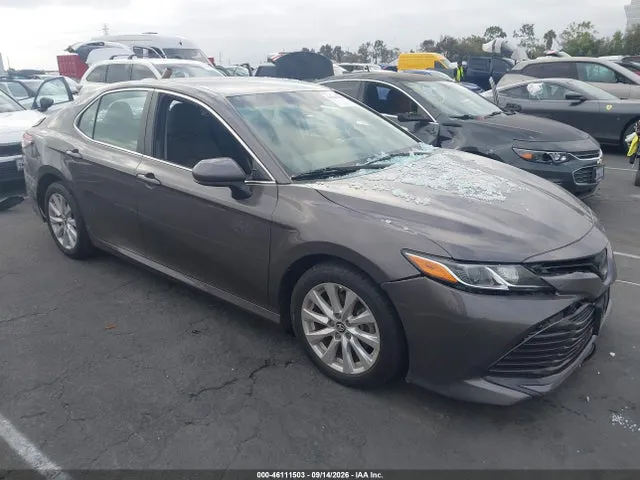 2018 Toyota CAMRY LE VIN 4T1B11HK9JU065582 фото 1