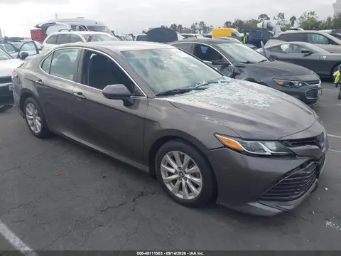 4T1B11HK9JU065582 — 2018 Toyota Camry LE, Передняя часть (Front & Rear), фото до ремонта