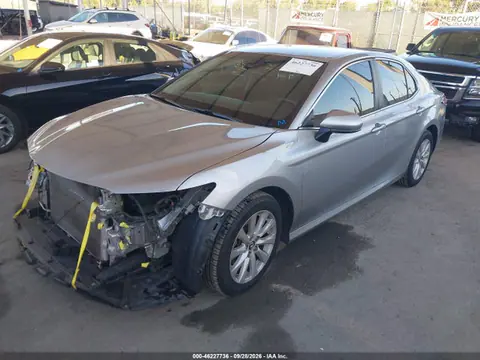 2018 Toyota CAMRY LE VIN 4T1B11HK9JU598368 фото 2