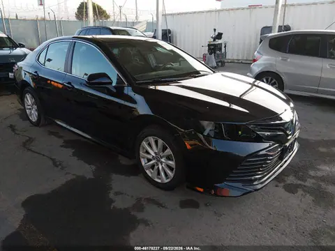4T1B11HKXKU284004 — 2019 Toyota Camry LE, Передняя часть, фото до ремонта