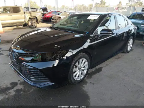 2019 Toyota CAMRY LE VIN 4T1B11HKXKU284004 фото 2