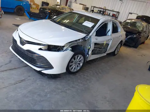 2020 Toyota CAMRY LE VIN 4T1C11AK7LU941745 фото 2