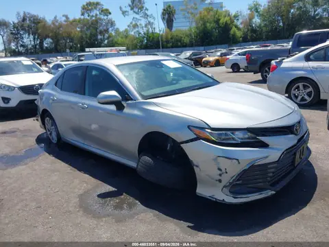 4T1C11AKXMU471177 — 2021 Toyota Camry LE, Передняя часть (Front & Rear), фото до ремонта