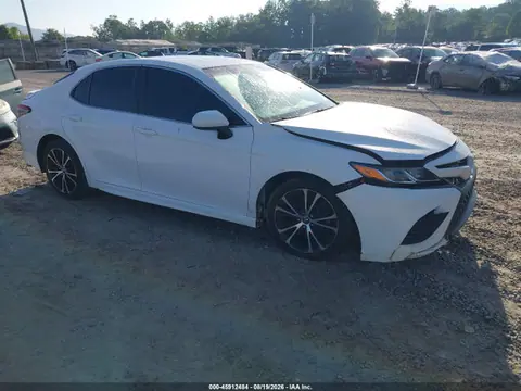 4T1B11HK4JU087229 — 2018 Toyota Camry SE, Передняя часть слева (Left Front), фото до ремонта