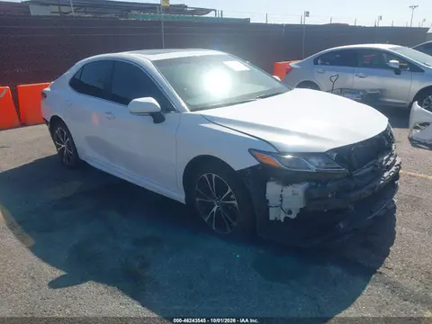 4T1B11HK2JU042144 — 2018 Toyota Camry SE, Передняя часть (Front & Rear), фото до ремонта