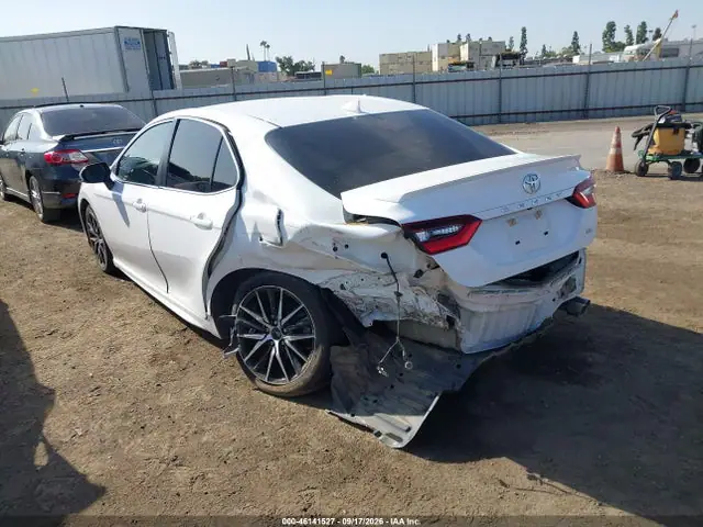 4T1G11AKXMU581325 — 2021 Toyota Camry SE, фото 3 с аукциона IAAI 29.09.2026, Задняя часть слева