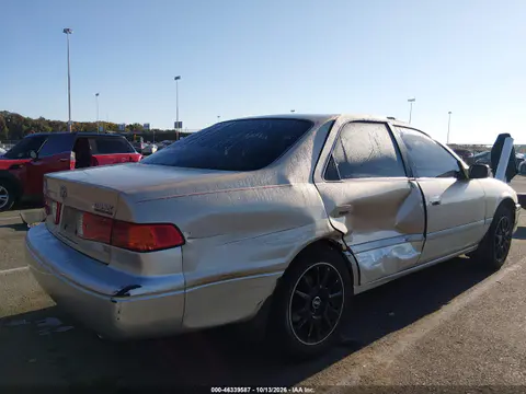 JT2BF28K610309684 — 2001 Toyota Camry, Справа сзади, фото до ремонта