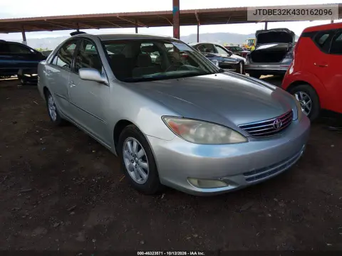 JTDBE32K430162096 — 2003 Toyota Camry, Сзади, фото до ремонта