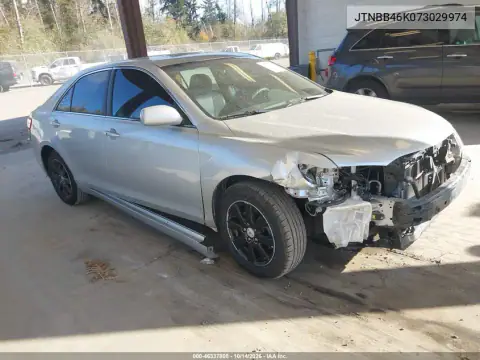 JTNBB46K073029974 — 2007 Toyota Camry, Передняя часть слева, фото до ремонта