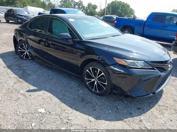 4T1B11HK8JU650041 — 2018 Toyota Camry, Передняя часть (Front End), фото до ремонта