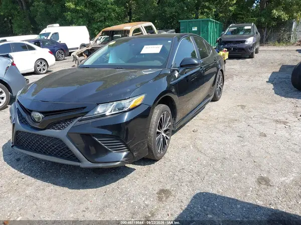 4T1B11HK8JU650041 — 2018 Toyota Camry, фото 2 с аукциона IAAI, Передняя часть