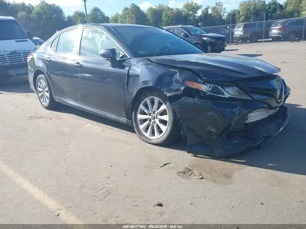 4T1B11HK5JU586282 — 2018 Toyota Camry, Передняя часть (Front End), фото до ремонта