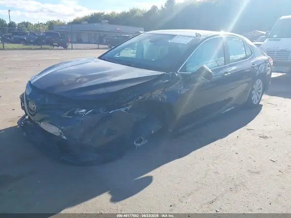 4T1B11HK5JU586282 — 2018 Toyota Camry, фото 2 с аукциона IAAI, Передняя часть