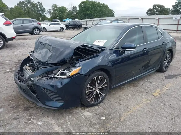 4T1B11HK6JU637708 — 2018 Toyota Camry, фото 2 с аукциона IAAI, Передняя часть