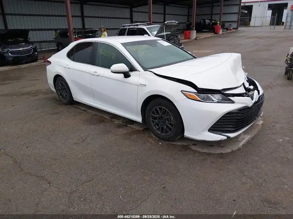 4T1B31HK5JU501015 — 2018 Toyota Camry, Передняя часть слева (Left Front), фото до ремонта