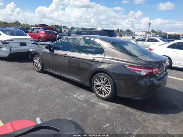 4T1B11HK5JU051534 — 2018 Toyota Camry, фото 3 с аукциона IAAI, Передняя часть