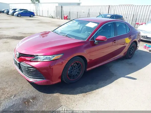 4T1B11HK1JU643884 — 2018 Toyota Camry, фото 2 с аукциона IAAI, Правый бок