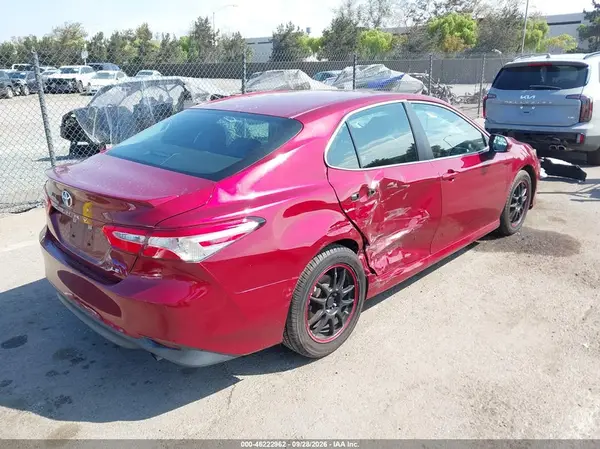 4T1B11HK1JU643884 — 2018 Toyota Camry, фото 4 с аукциона IAAI, Правый бок