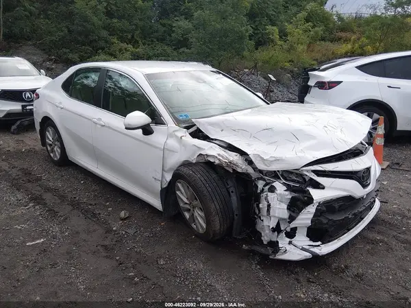 4T1B11HK9JU637105 — 2018 Toyota Camry, Передняя часть справа (Right Front), фото до ремонта